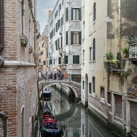 Gondola Luxury - Campo Santi Filippo E Giacomo By Wonderful Italy Венеция Экстерьер фото