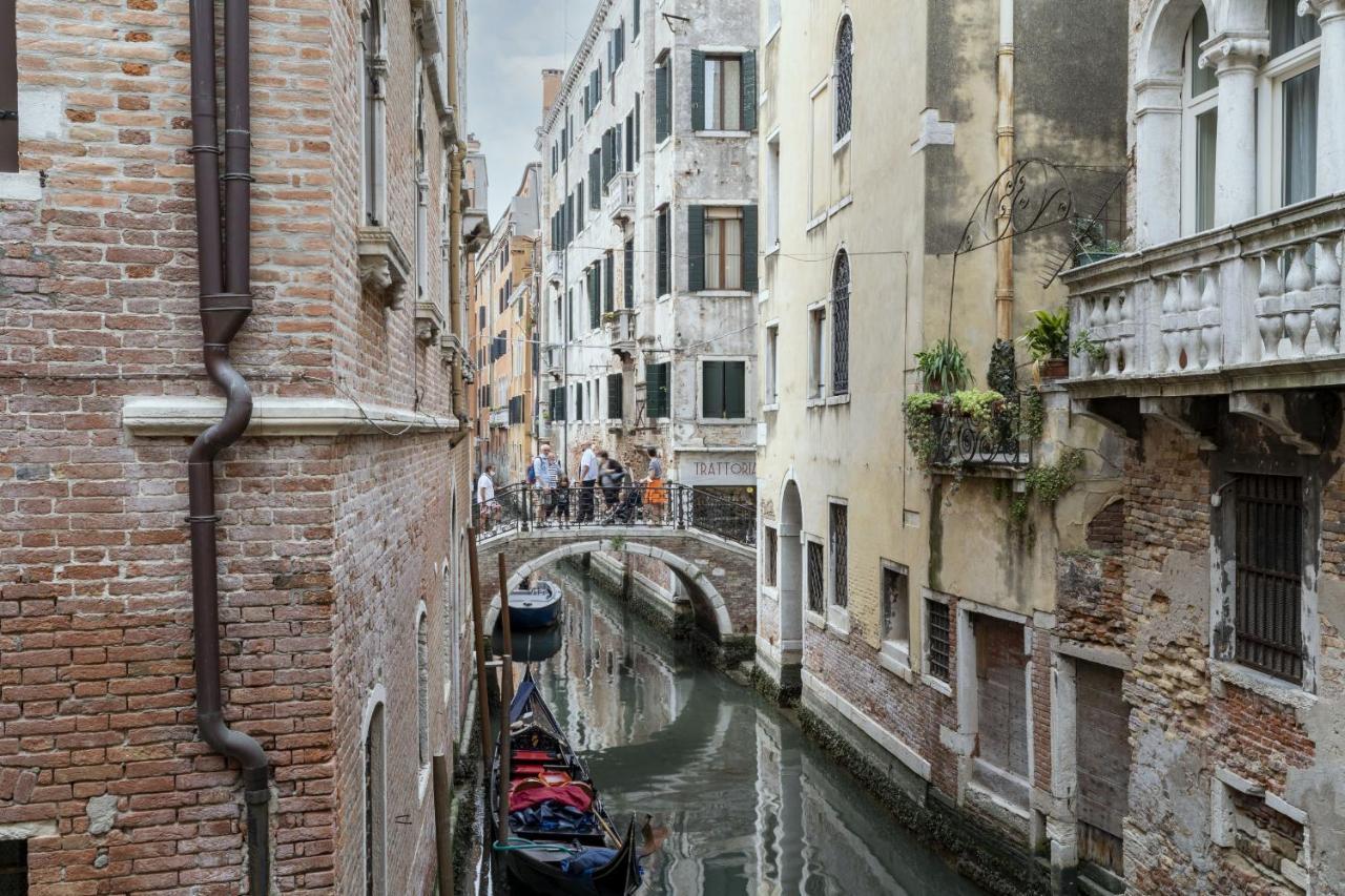 Gondola Luxury - Campo Santi Filippo E Giacomo By Wonderful Italy Венеция Экстерьер фото